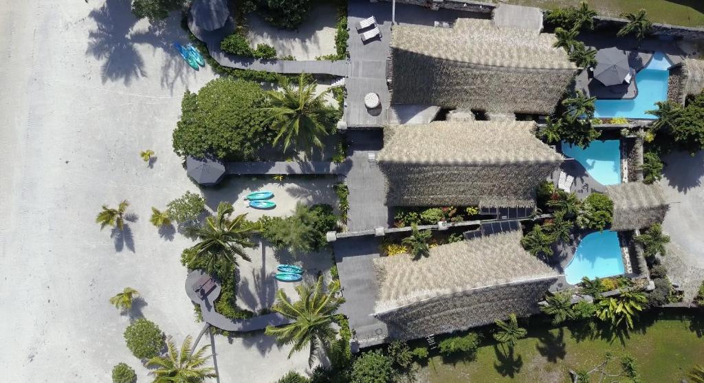 阿鲁坦加艾图塔基伊斯克普酒店的享有带游泳池和棕榈树的度假村的空中景致