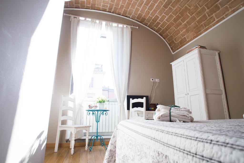 维泰博Le Erbe Guest House的一间卧室设有一张床和一个大窗户