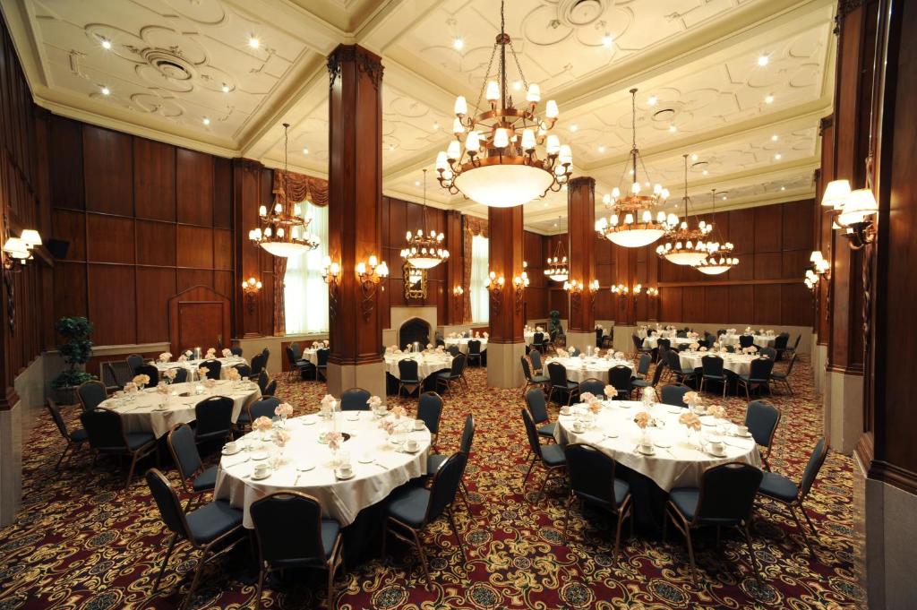 罗切斯特卡勒大酒店的宴会厅配有桌子和吊灯