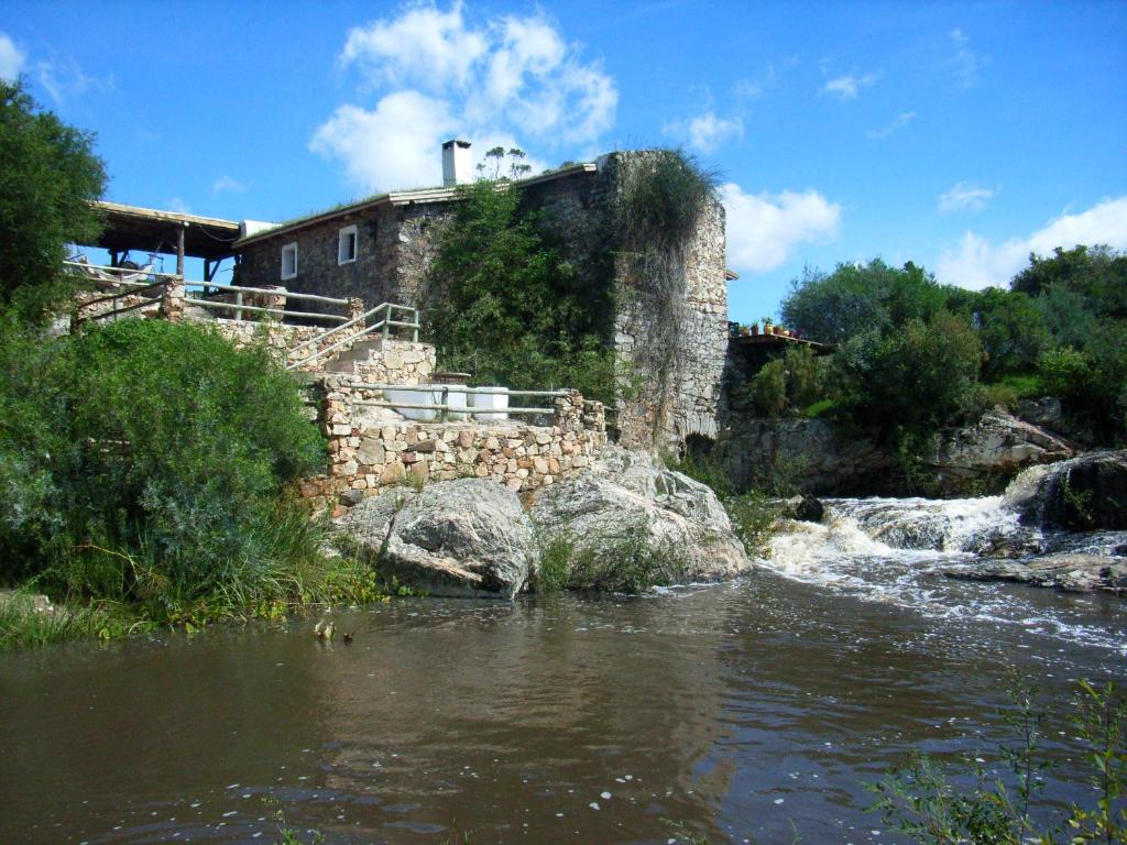 罗恰拉塔霍纳农家乐的一条河,中间有一座建筑