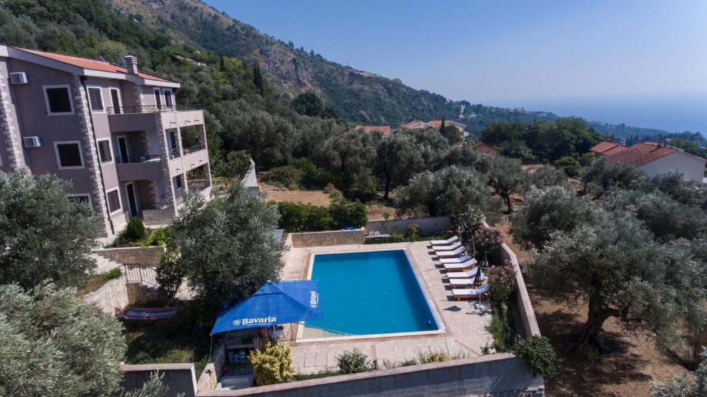 斯韦蒂·斯特凡Villa Lipski的享有带游泳池的别墅的空中景致