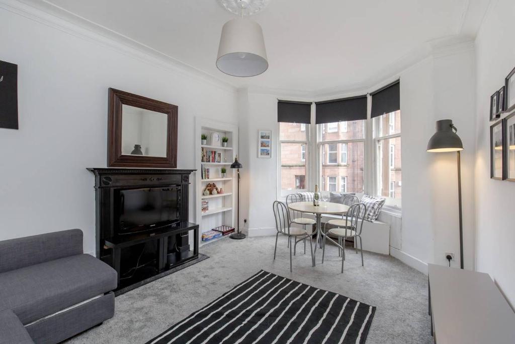 格拉斯哥Westend Glasgow Apartment的客厅配有沙发和桌椅