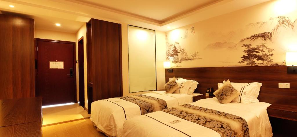 基加利Dmall酒店的酒店客房,设有两张床和镜子
