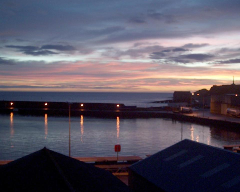 威克海港之家住宿加早餐 - 维克旅馆的日落时分水面的景色