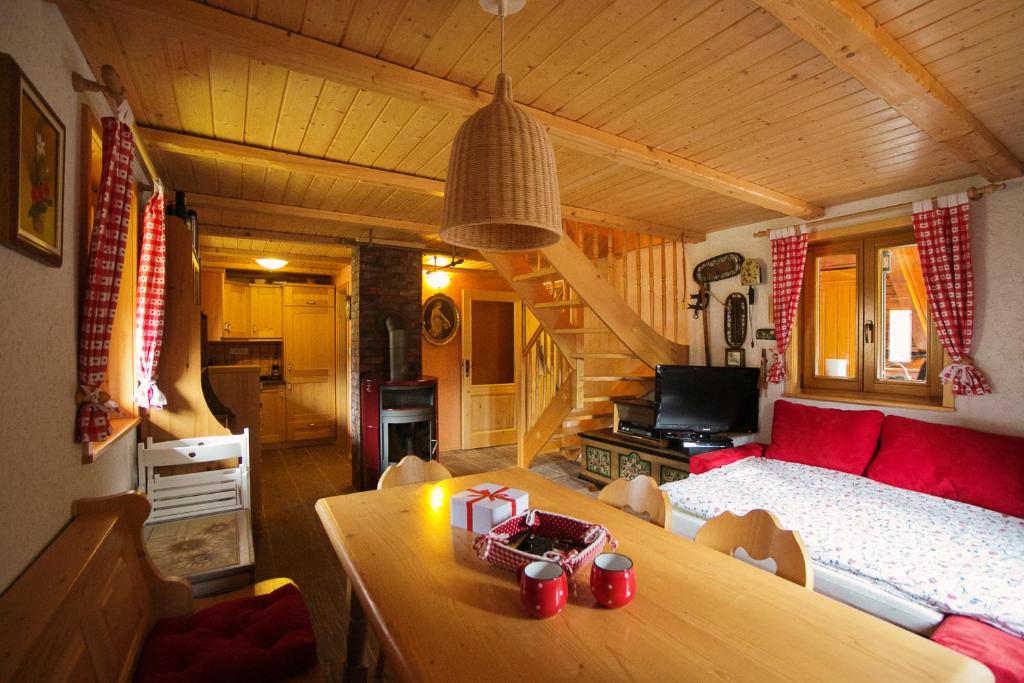 佐尔尼耶戈迪Cosy Chalet on Pokljuka - Brunarica Tinkara的小屋内的客厅配有沙发和桌子