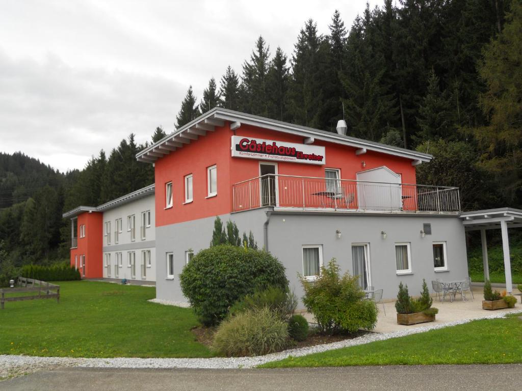 PölsGästehaus Ehweiner的一座红色和白色的建筑