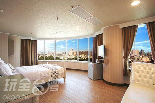 六龟亚泰旅馆 的市景卧室 - 带1张床