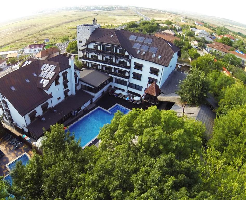 Coţofenii din Faţă卡鲁丁斯特勒酒店的享有带游泳池的房屋的空中景致