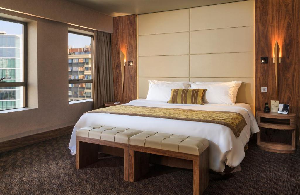 圣地亚哥圣地亚哥富豪太平洋大酒店的一间设有大床和窗户的酒店客房