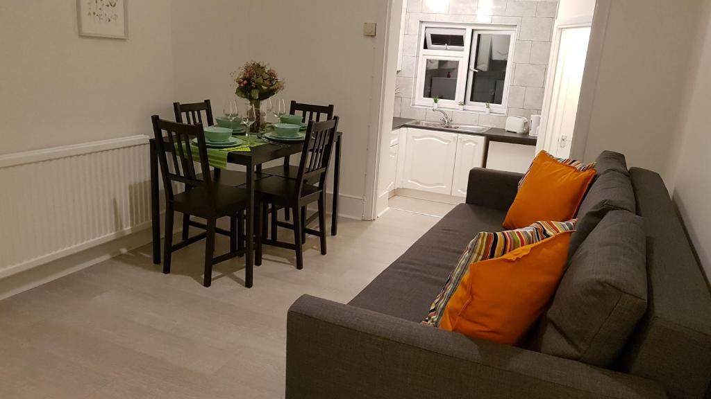 伦敦Fantastic 2 bedroom flat close to King's Cross的客厅配有沙发和桌椅