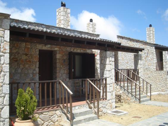 奥马洛斯撒马利亚乡村别墅的一座带门廊和阳台的石头建筑