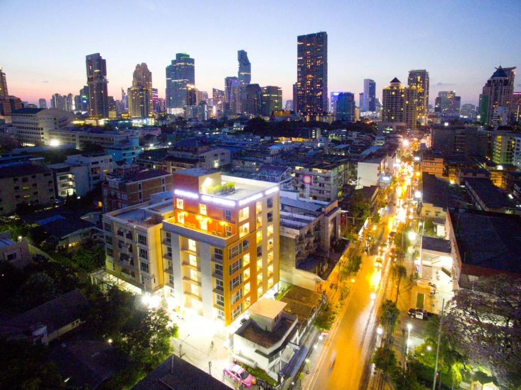 曼谷沙吞帕维纳酒店的城市天际线,夜晚有灯光的建筑