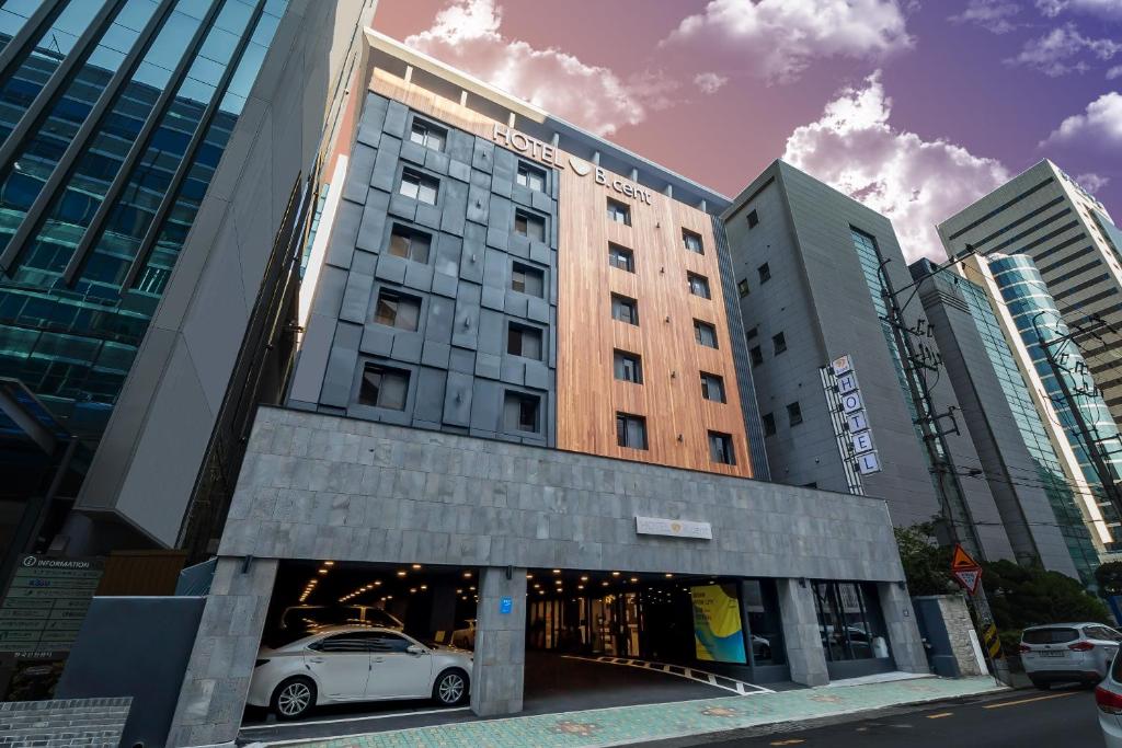 釜山釜山B.Cent酒店的停在大楼前的白色汽车