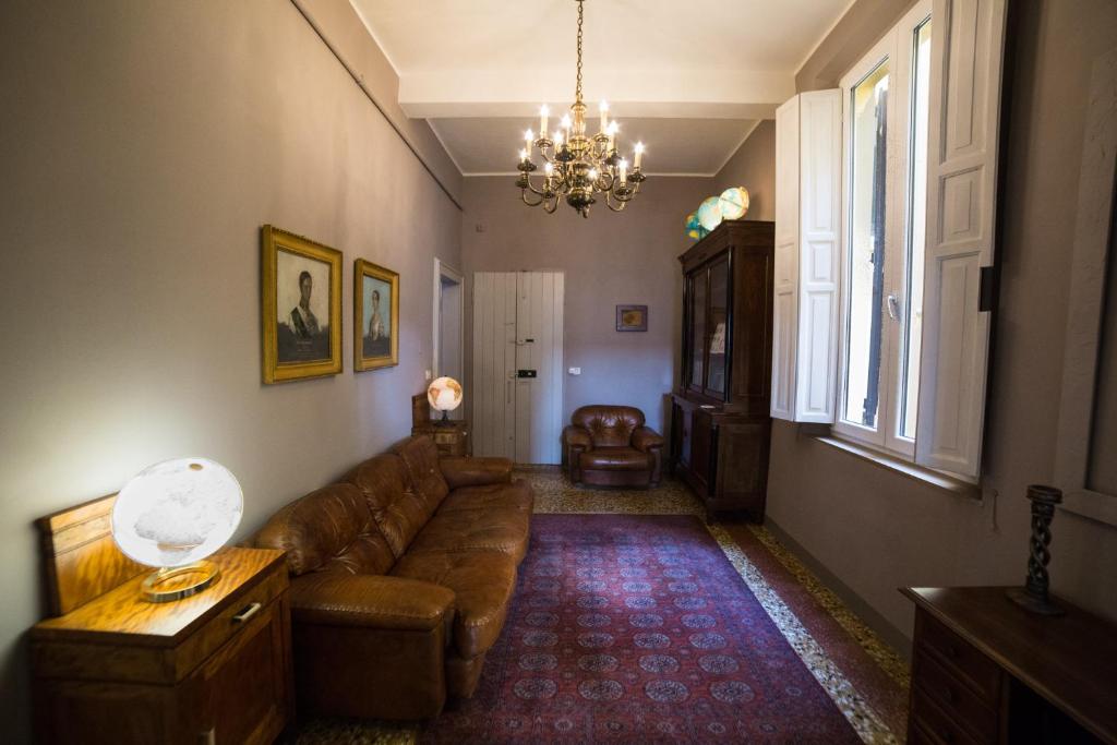 摩德纳Casa Mappamondo的带沙发和吊灯的客厅