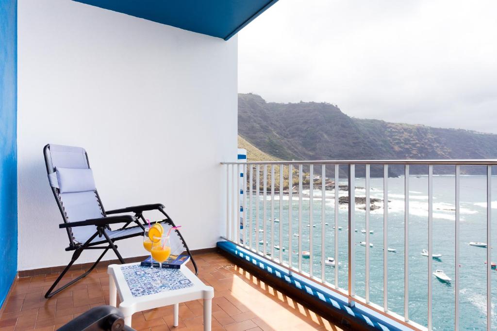 塔科龙特Stunning Views At Tenerife的海景阳台上的椅子