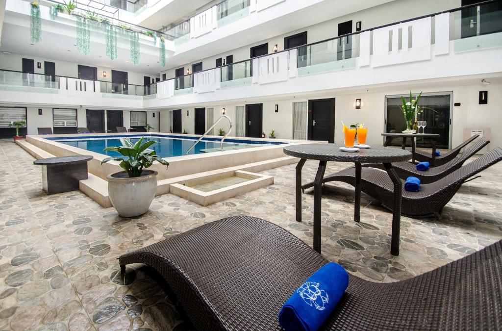 长滩岛缪斯酒店的一座带游泳池和桌椅的大型建筑