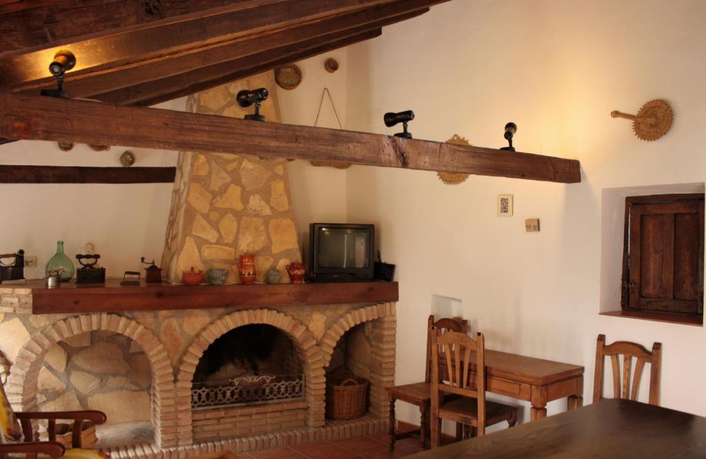 卡索拉Casa Ribera de Cazorla的客厅设有壁炉和电视。