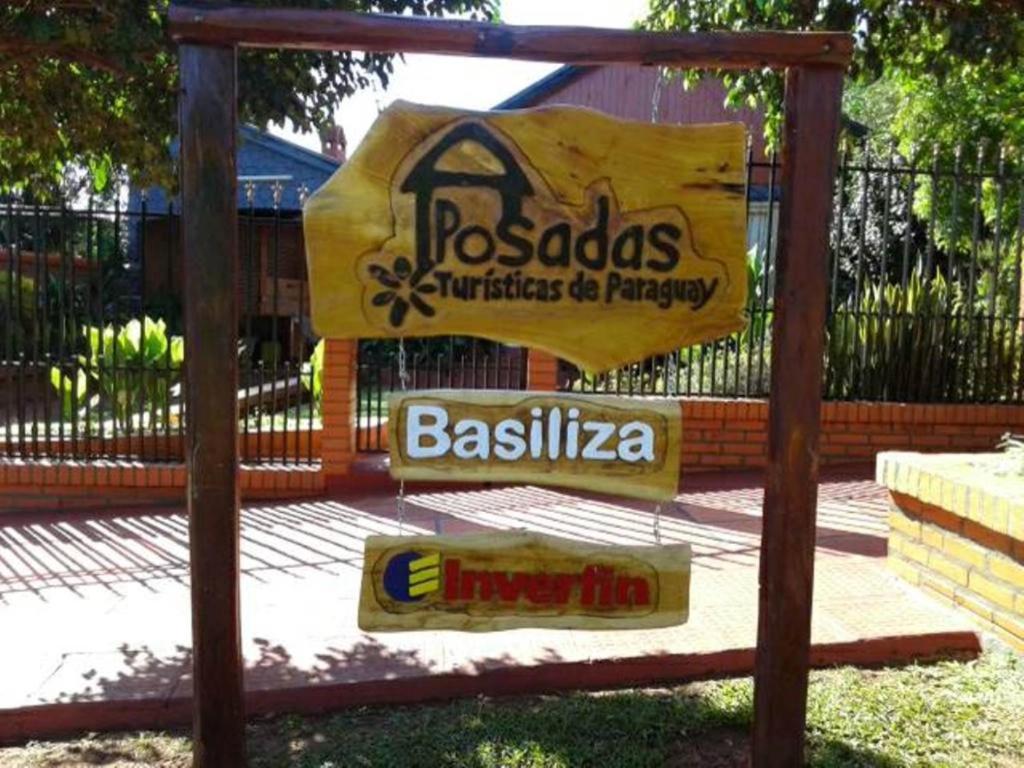恩卡纳西翁Posada Basiliza, Encarnación PY的围栏前的Barillailla餐厅的标志