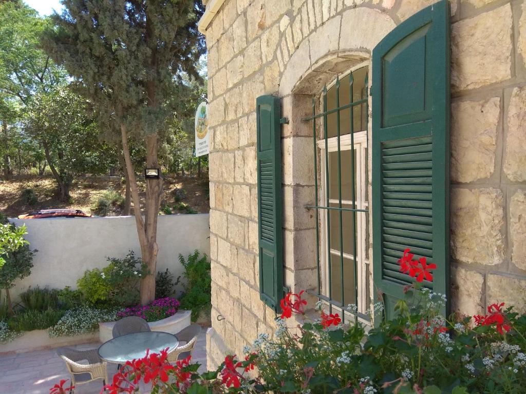 耶路撒冷The Templer Inn的花房上带绿色百叶窗的窗户