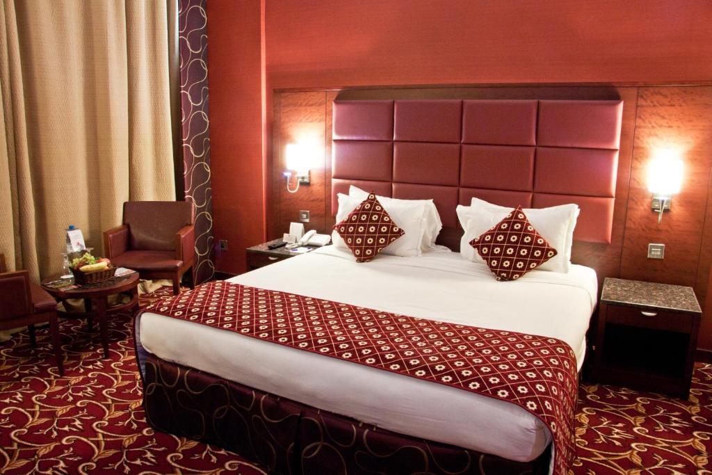 迪拜拉米玫瑰酒店的酒店客房配有一张带枕头的大床