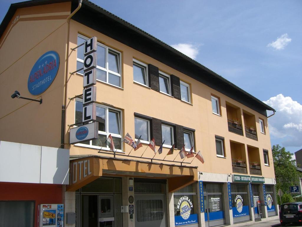 克拉根福阿尔卑斯山亚得里亚海城市酒店的前面有标志的建筑