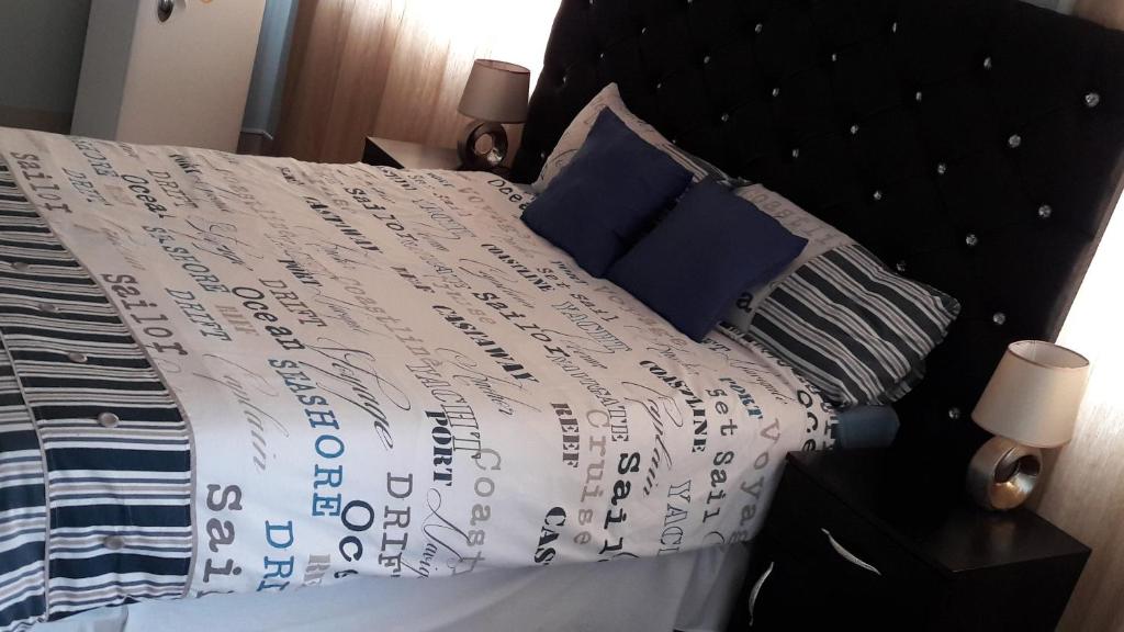 鲸湾港杰西玛住宿加早餐旅馆的一间卧室配有一张黑色床头板的床