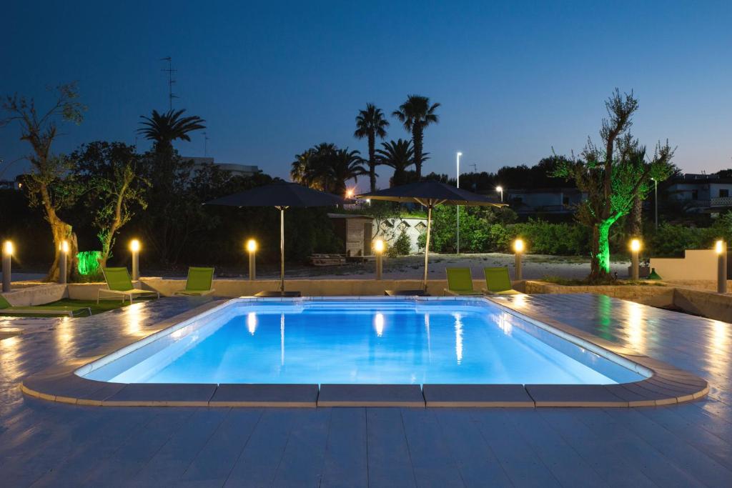 焦维纳佐Bed & Breakfast del Faro的夜间在度假村的游泳池