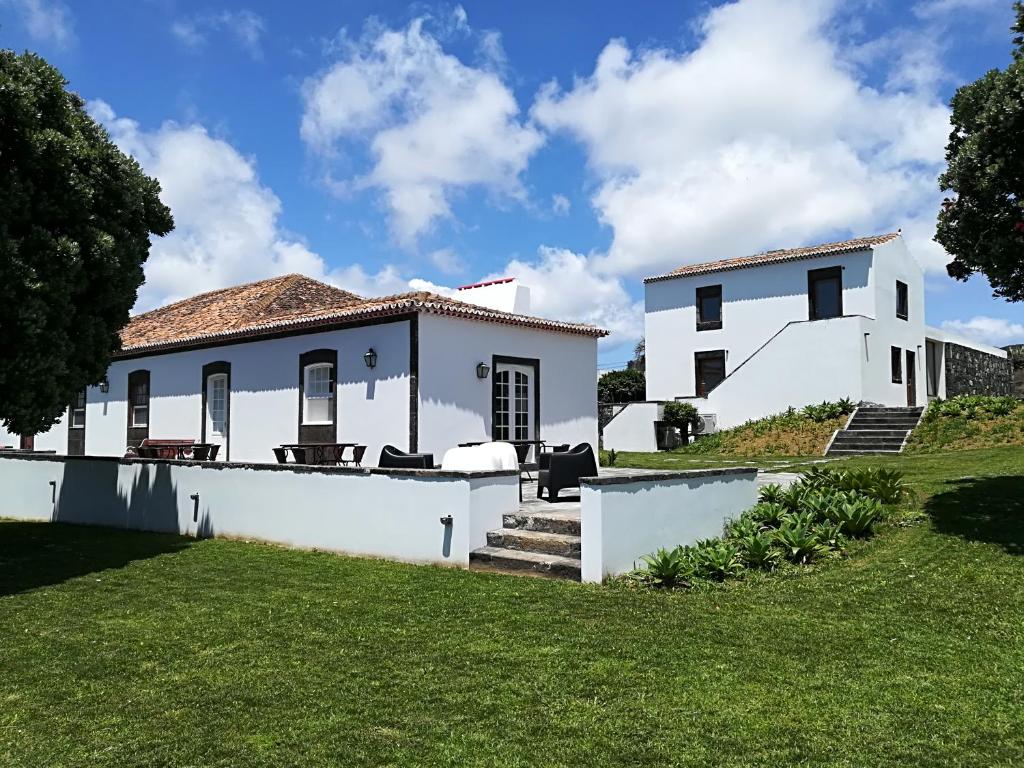 拉戈阿Quinta Nossa Senhora do Cabo的前面有绿色草坪的白色房子