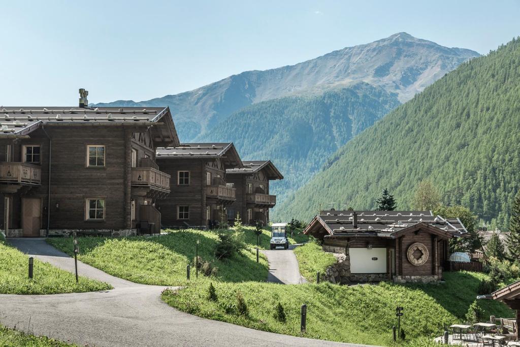 MadonnaHotel & Chalets Edelweiss的山 ⁇ 中的一组木制建筑