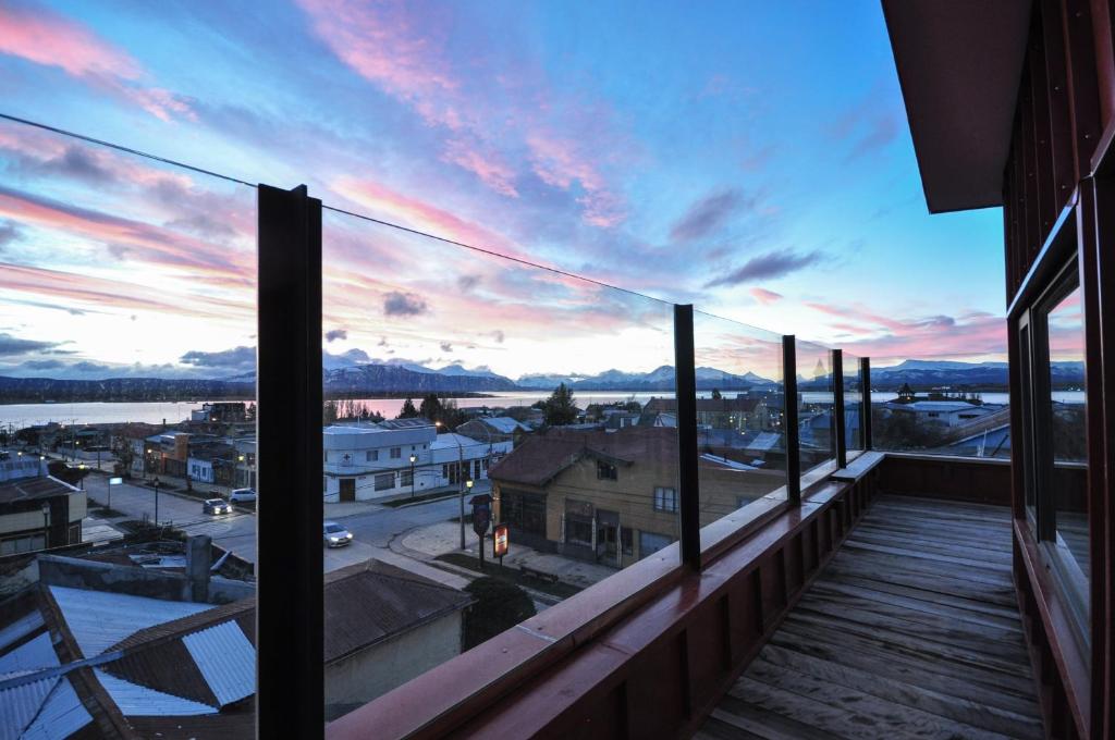 纳塔列斯港Hotel Vendaval的阳台享有日落的城市美景