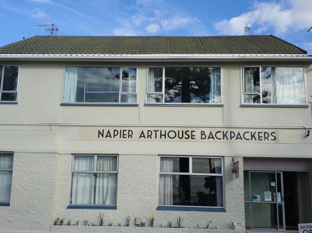 纳皮尔Napier Art House Backpackers的一座建筑,上面有看护员人类学家后院的标志