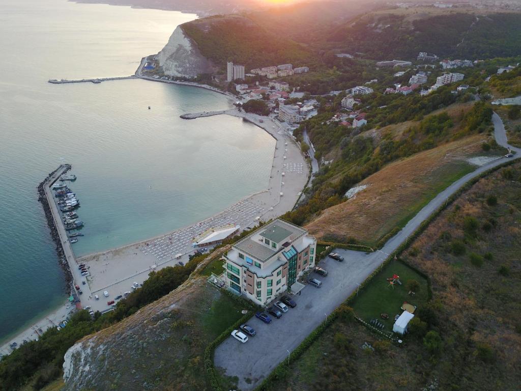 卡瓦尔纳卡利西尔公寓的海滩旁小山上一座建筑的空中景观