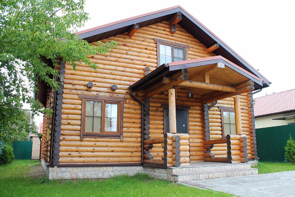 普斯科夫Guest House Lyubyatovo的小屋的一侧设有窗户