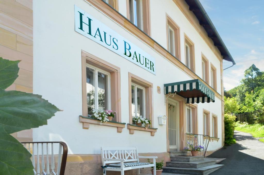 菲希特尔山区巴特贝内克Hotel Haus Bauer的一座有标牌的建筑,上面有读谷仓的标志