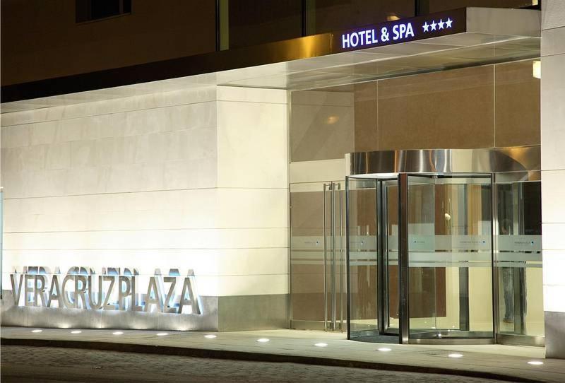 巴尔德佩尼亚斯Hotel Veracruz Plaza & Spa的建筑的侧面有标志
