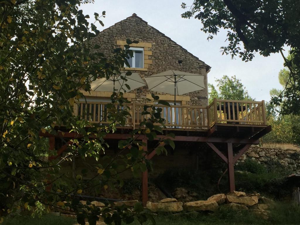 勒比松德卡多恩Au Coeur De Lolhm的一个带遮阳伞甲板的房子