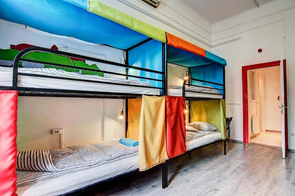 布达佩斯帕尔斯迷你旅舍的走廊的客房内设有两张双层床。