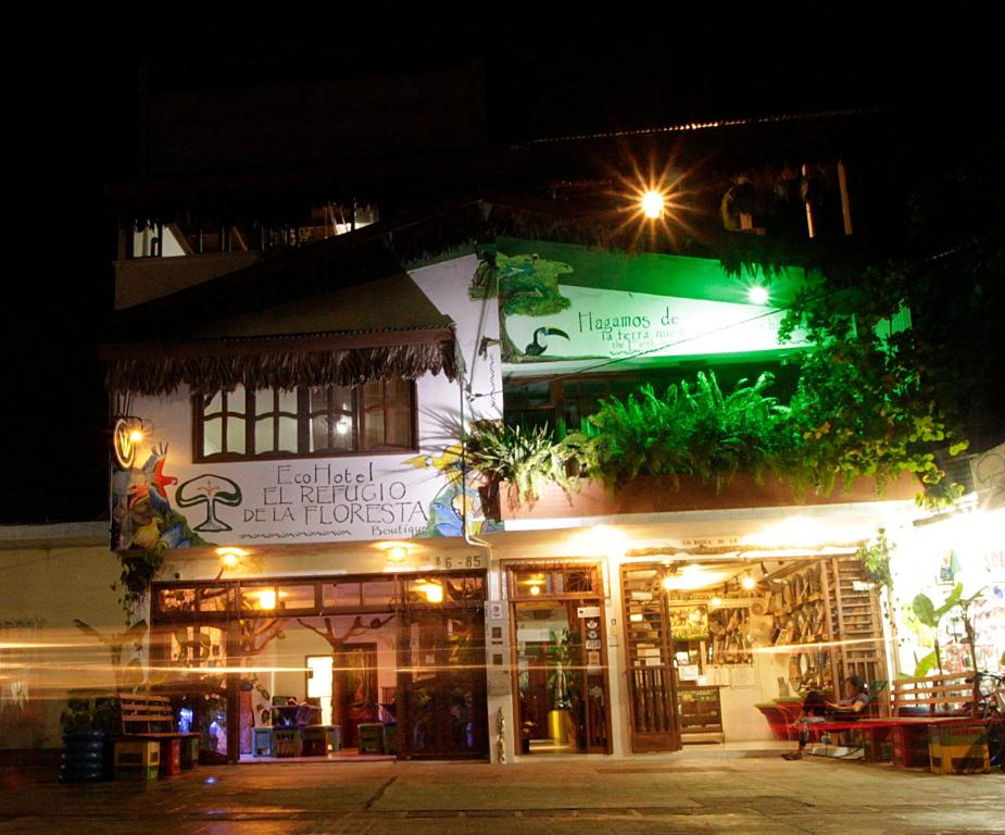 莱蒂西亚Eco Hotel El Refugio de La Floresta的一座在晚上有植物的建筑