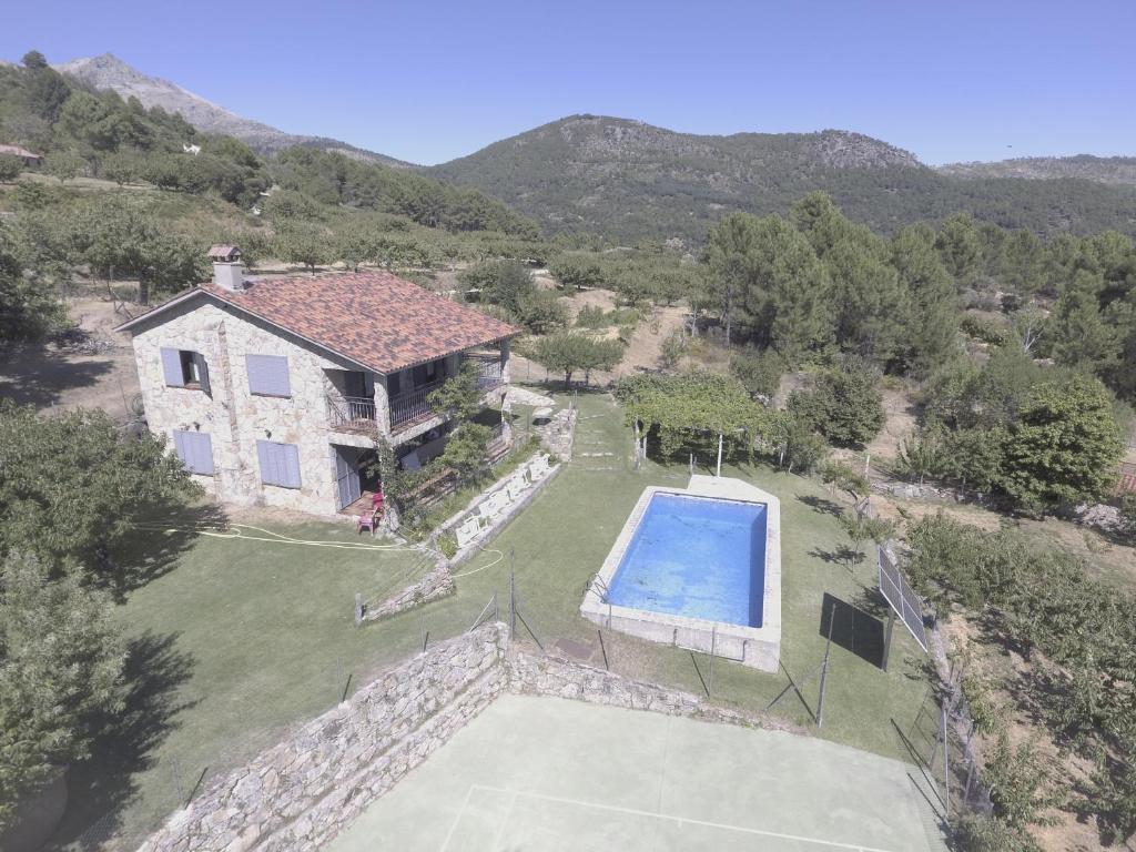 埃尔阿雷纳尔El Pinarejo的享有带游泳池的房屋的空中景致