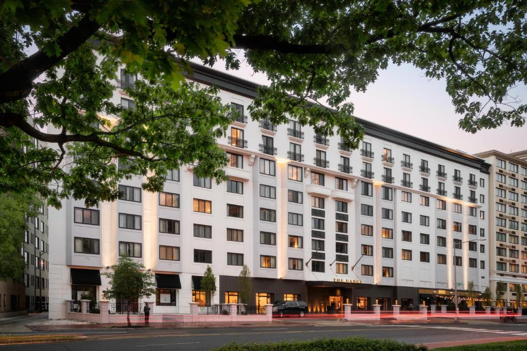 华盛顿The Darcy Hotel, Washington DC的一条城市街道上的白色大建筑