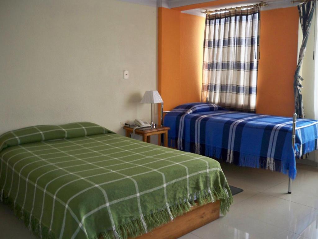 伊瓦拉拉斯加拉斯旅馆的一间卧室设有两张床和窗户。