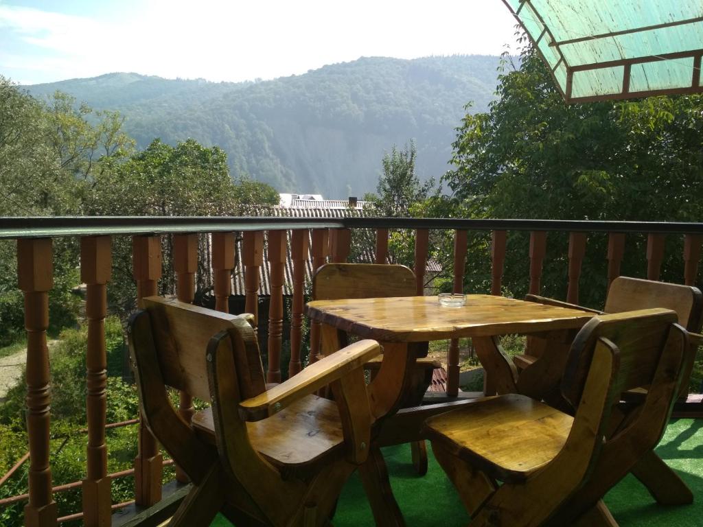 亚列姆切乌迪达格力斯亚山林小屋的山景阳台上的一张木桌和椅子