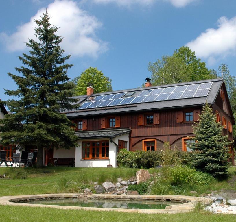 Sněžnik齐尼克山旅馆的屋顶上设有太阳能电池板的房子