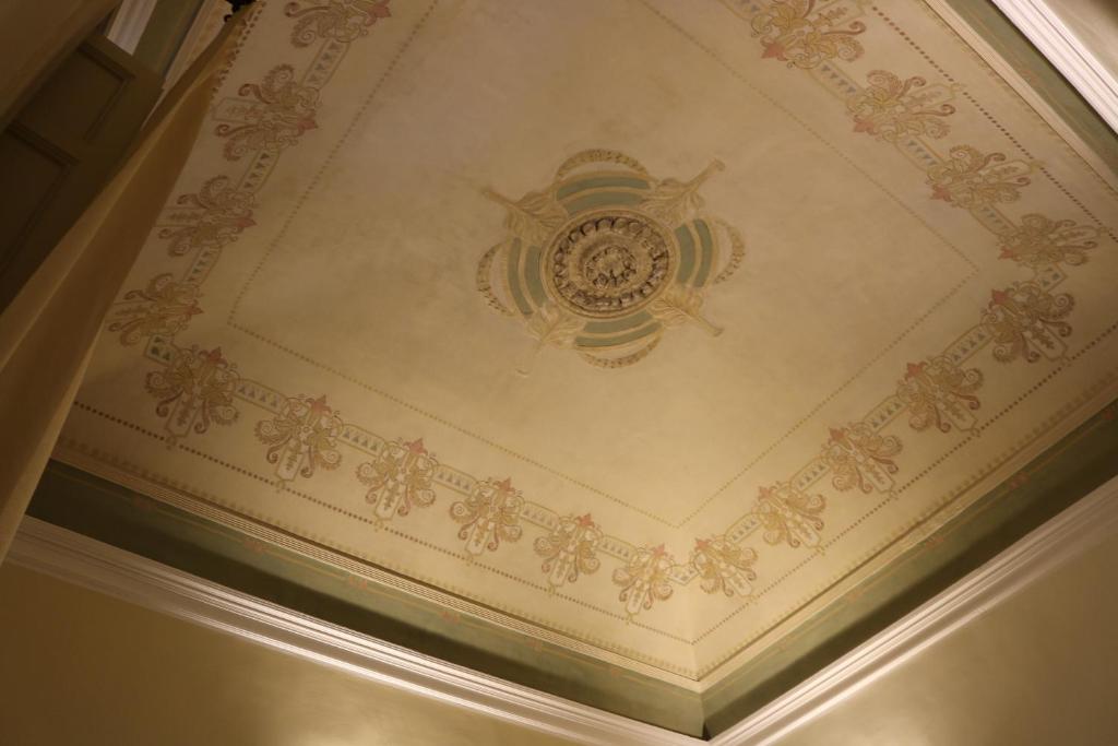 卡塔尼亚Fabrizi的镶嵌的天花板上有一幅画