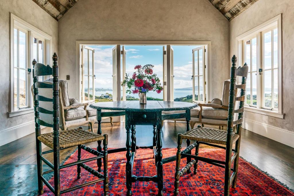欧尼罗亚穆布里克度假屋的一间带桌子和两把椅子的用餐室