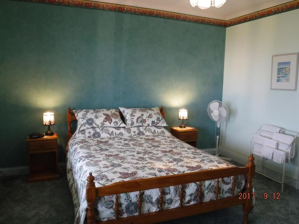 普林斯敦阿拉贝拉乡间住宿加早餐旅馆的一间卧室配有一张床和两张台灯。