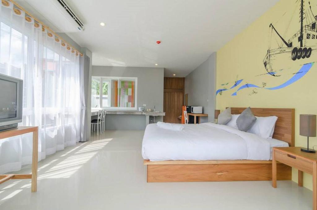 奥南海滩奥南米提度假村的一间卧室配有一张床和一台电视。