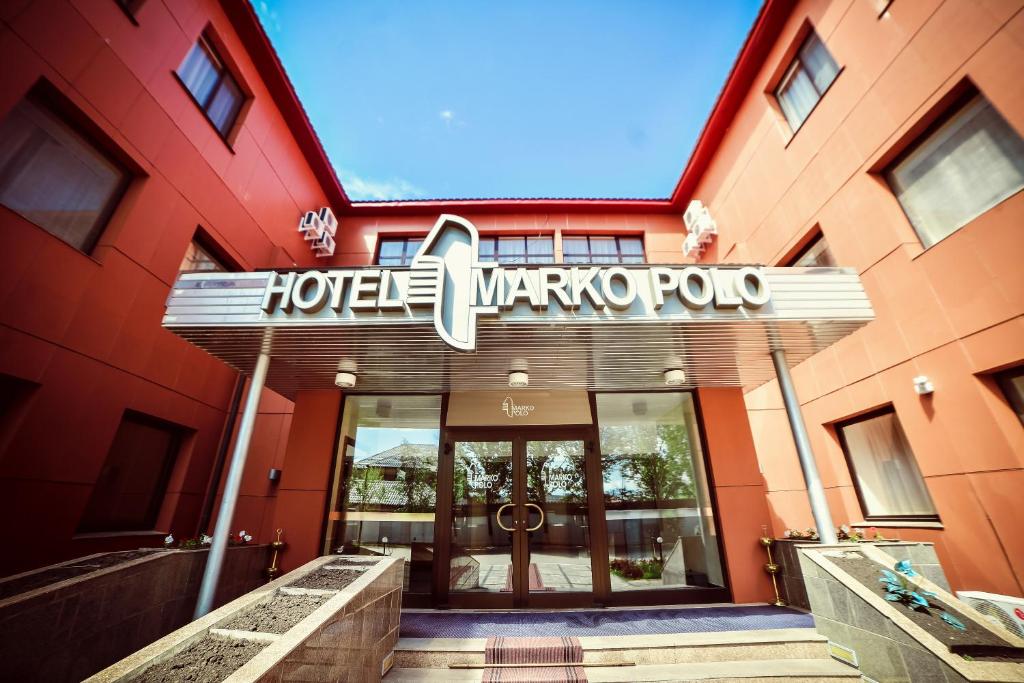 AksayMarko Polo Hotel的建筑前方有标志的酒店