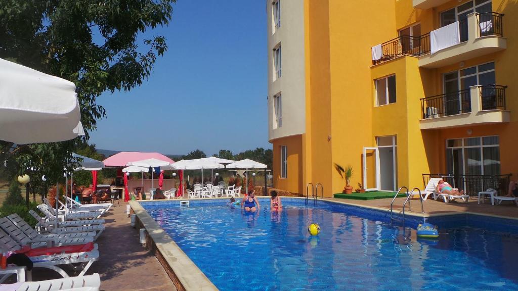 普里莫尔斯科Family Hotel Orios的大楼前的游泳池