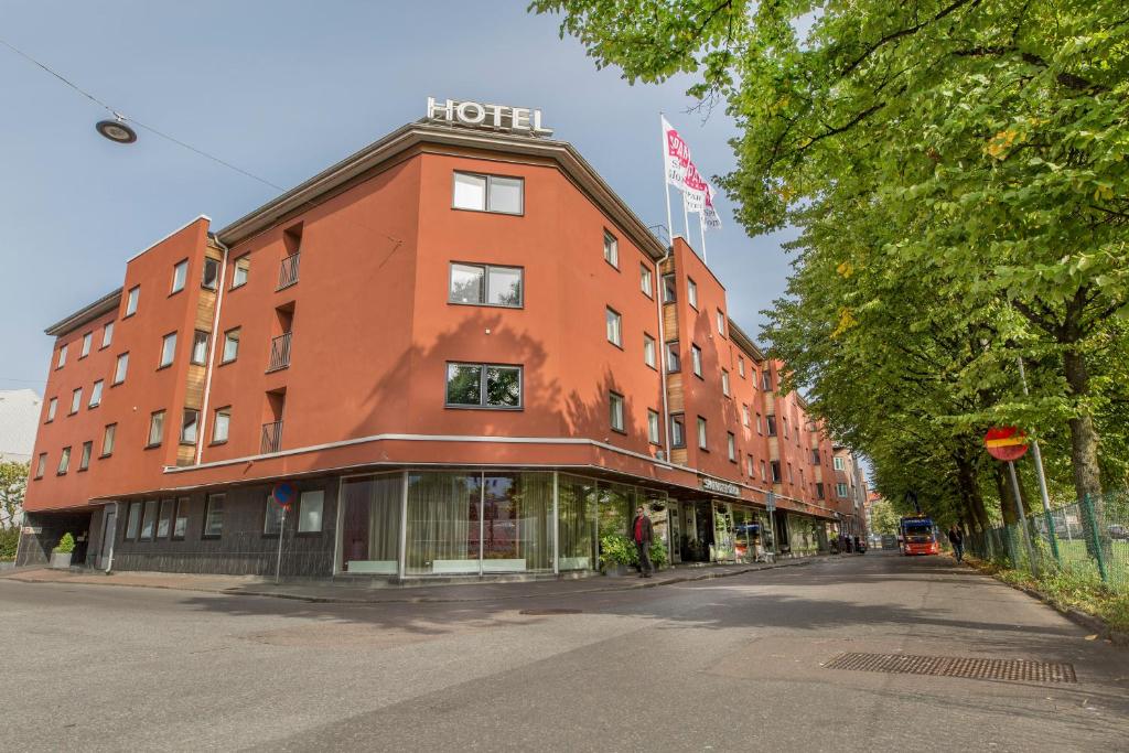 哥德堡斯巴尔加尔达酒店的街道边的红色建筑